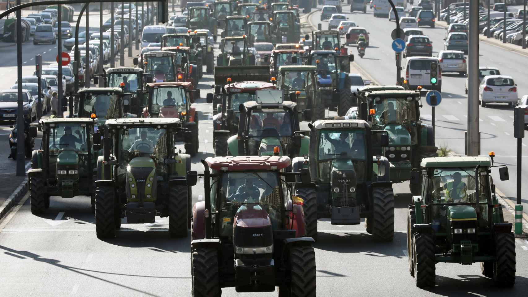 Miles de tractores protestan en Valencia para denunciar su situación límite.