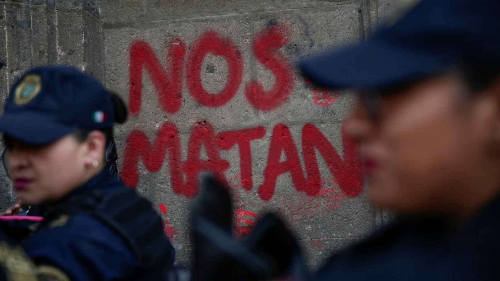 Pintadas de protesta en el palacio presidencial de Ciudad de México