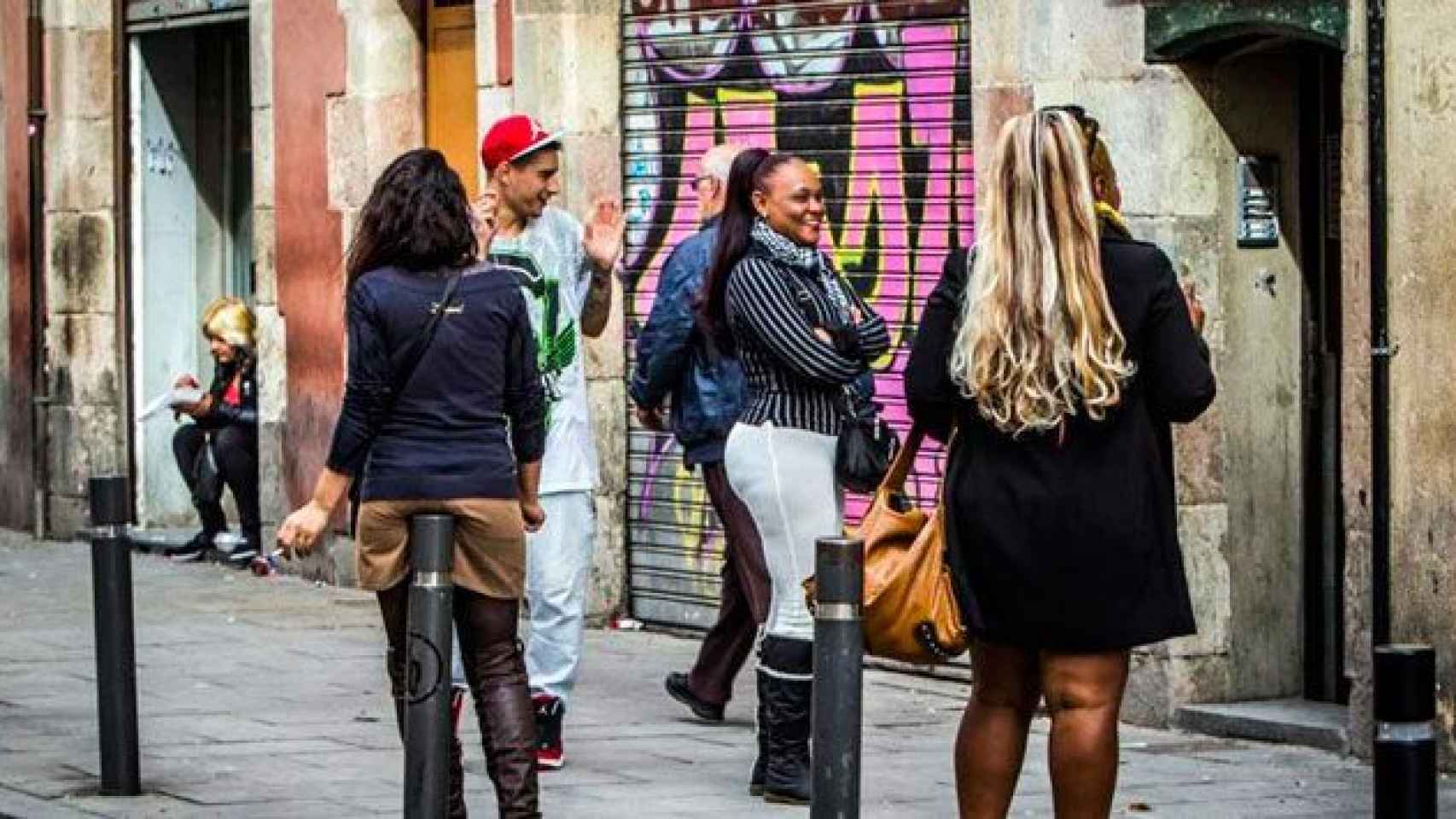 Un grupo de prostitutas en el barrio barcelonés del Raval.