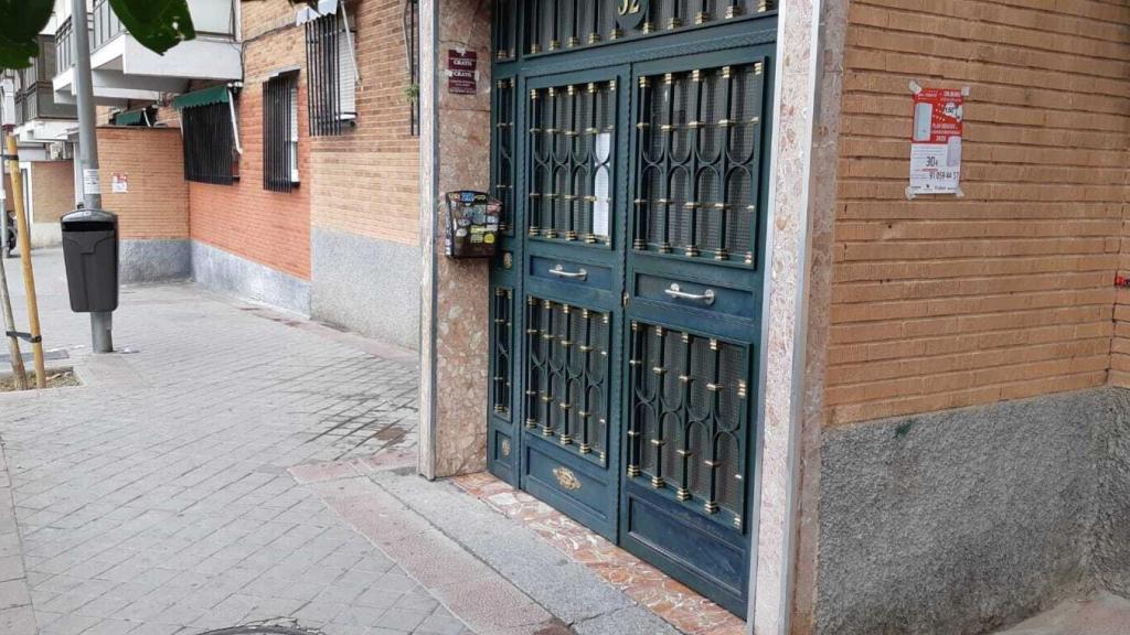 Portal en el madrileño barrio de Opañel donde residía Ángel.