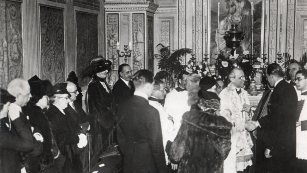 El bautizo del rey Juan Carlos I, en Roma. En la fotografía se ve al futuro papa Pio XII.