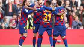 Los jugadores del Barcelona celebran uno de los goles del partido