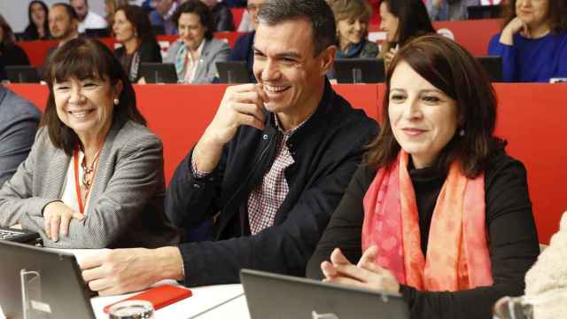 La presidenta del PSOE, Cristina Narbona, Pedro Sánchez y la vicesecretaria general, Adriana Lastra.