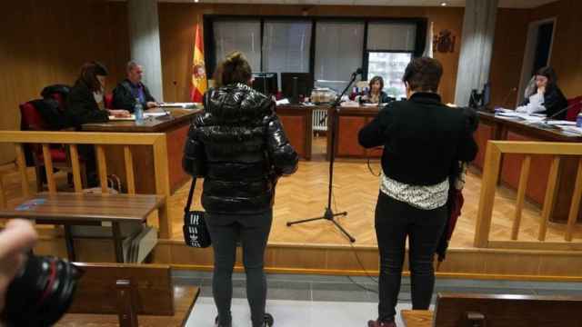Marta y Cyntia en el Juzgado de lo Penal número 1 de Vigo.