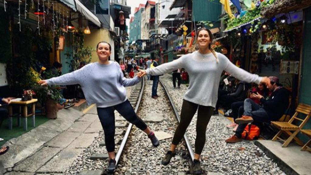 Noelia (izquierda) y María (derecha) en la ciudad de Hanoi, durante su viaje.