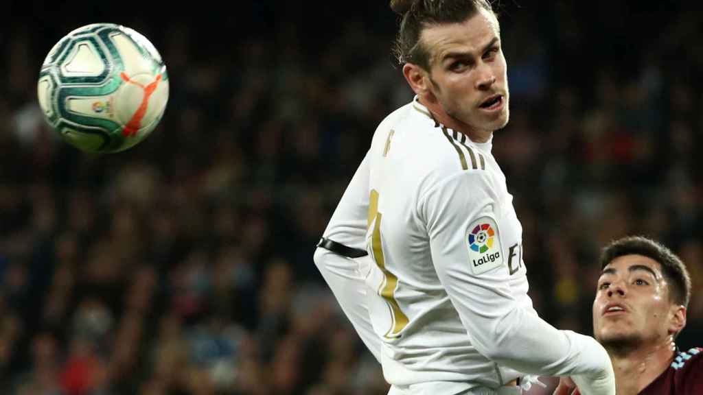 Gareth Bale no logra rematar con acierto un balón por alto