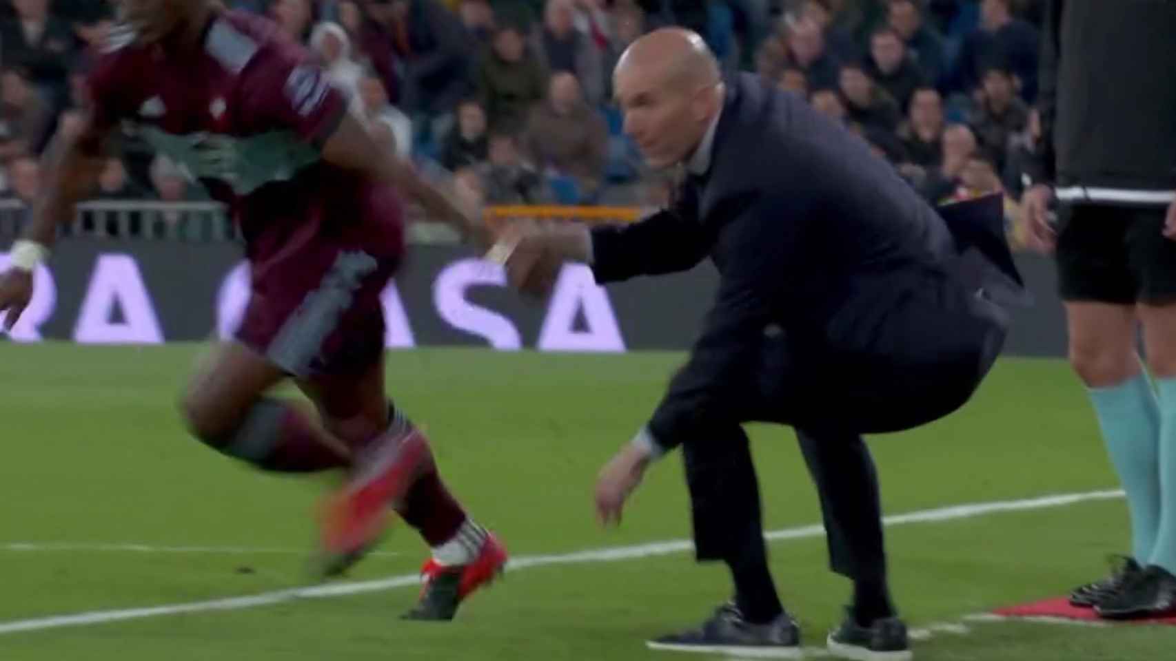 Joseph Aidoo choca contra Zidane
