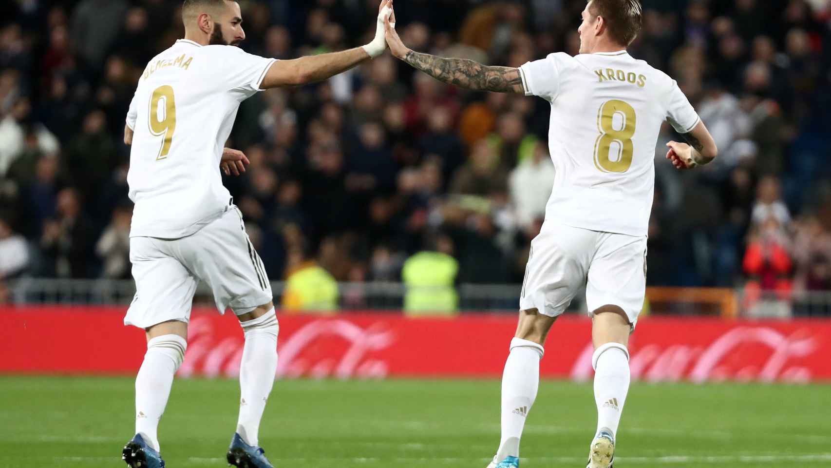 Karim Benzema felicita a Toni Kroos por su gol al Celta de Vigo