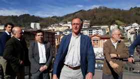 El presidente del PP vasco, Alfonso Alonso, en Eibar junto a miembros de la formación popular.