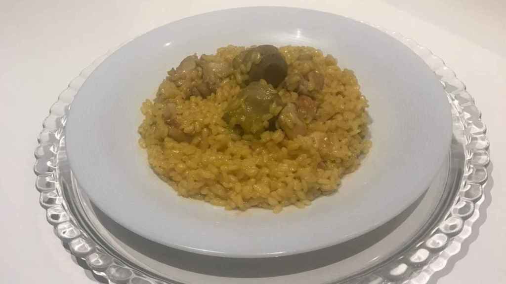 Imagen del plato de arroz con pollo y alcachofas.
