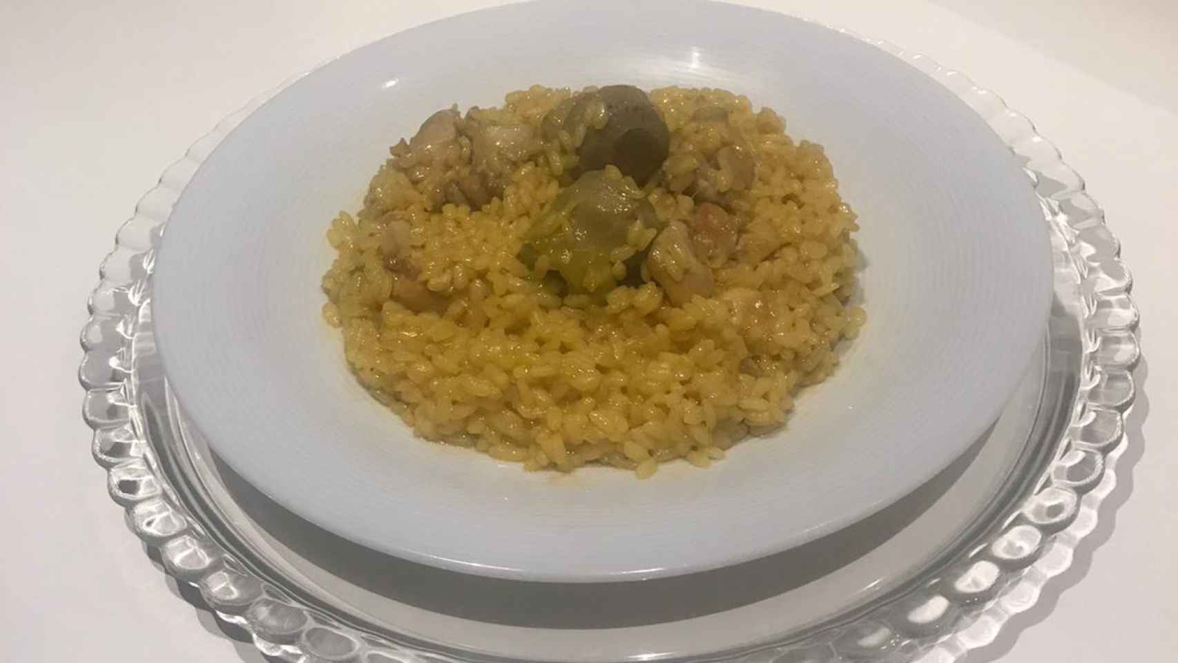 Imagen del plato de arroz con pollo y alcachofas.