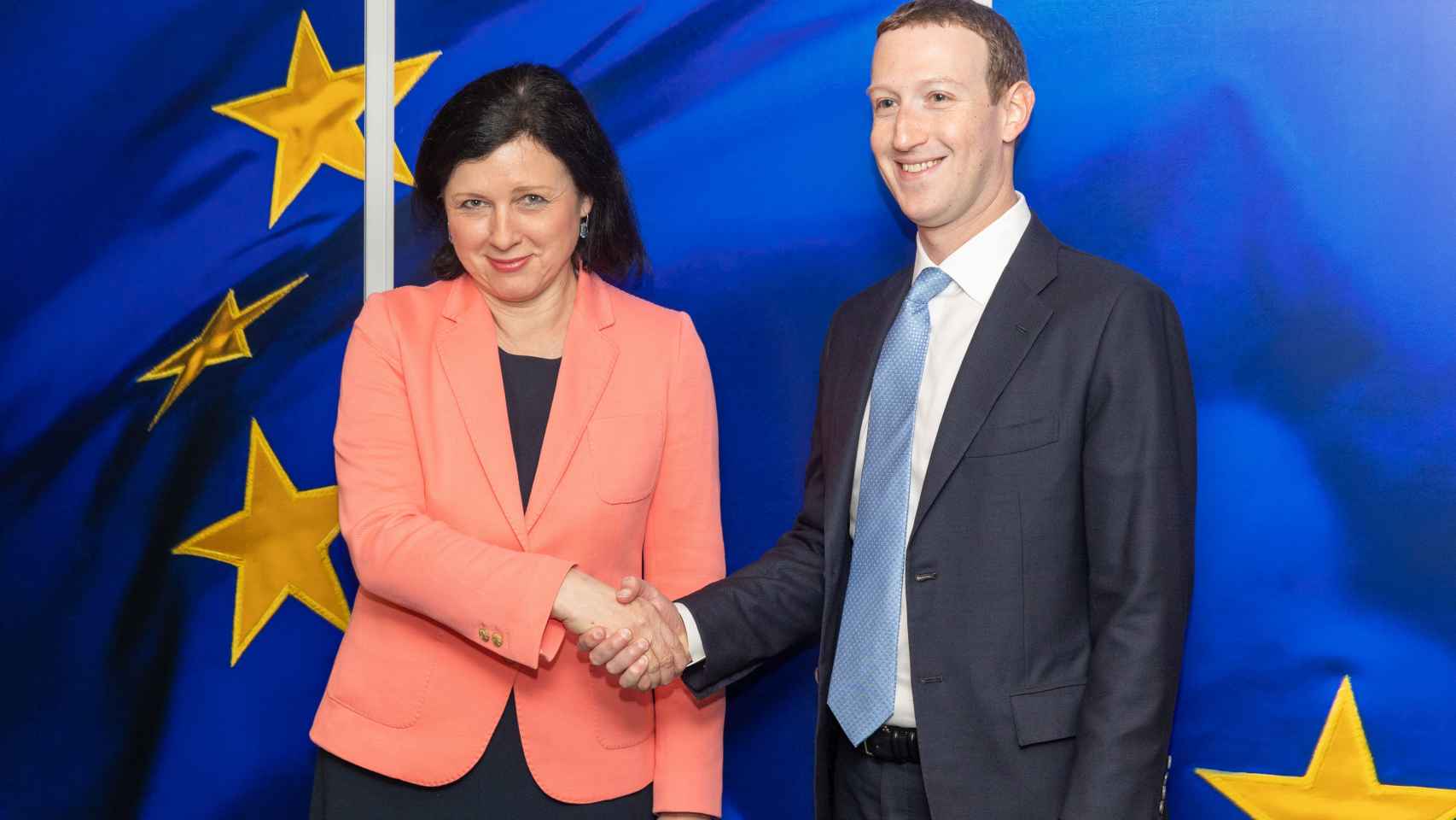 Mark Zuckerberg saluda a la vicepresidenta de la Comisión, Vera Jourova