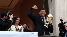 Felipe Reyes brinda la Copa del Rey a los aficionados desde el balcón de la Comunidad de Madrid