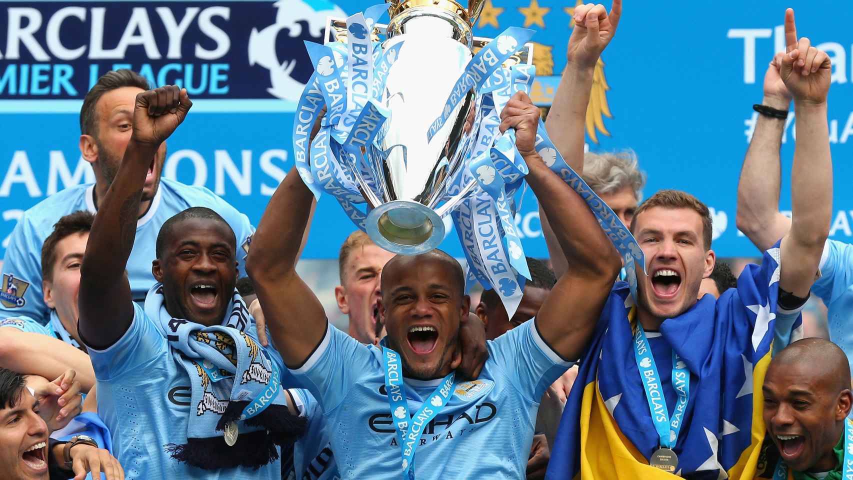 Vincent Kompany levanta el título de la Premier League de 2014