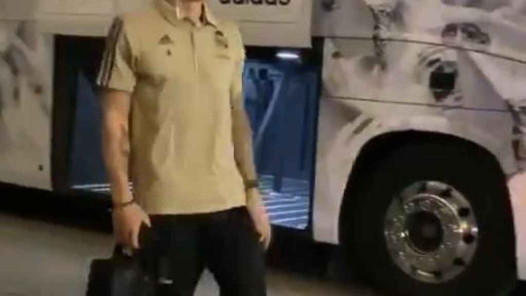 Toni Kroos bajando del autobús del equipo