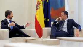 El presidente del Gobierno, Pedro Sánchez (d), recibe al líder del PP, Pablo Casado, este lunes en Moncloa.