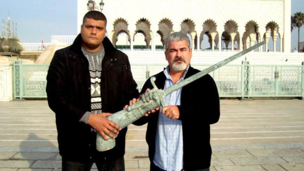 Said Chrami y Yahya Yahya, del Comité de Liberación de Ceuta y Melilla, con el brazo de Estopiñán, en Rabat.