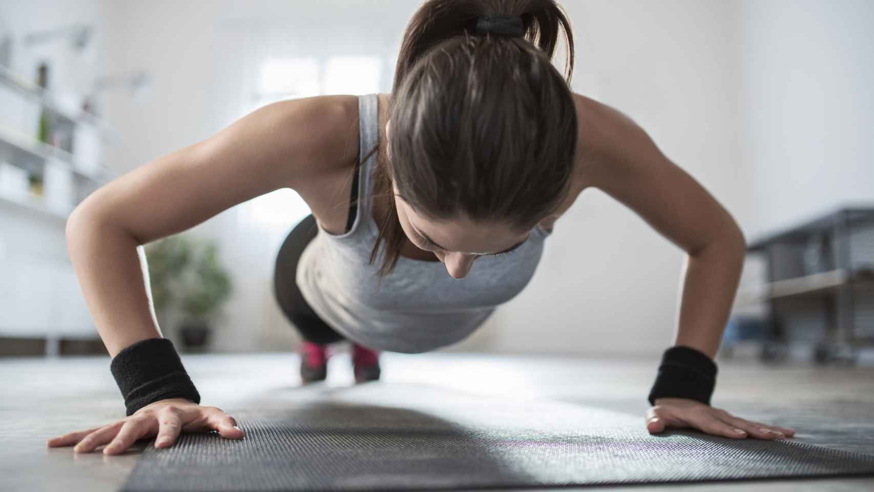 Rutina fitness: un entrenamiento completo de ejercicios en casa