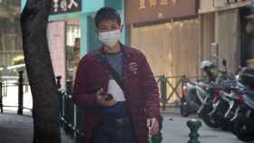 Un ciudadano chino con mascarilla para protegerse del coronavirus