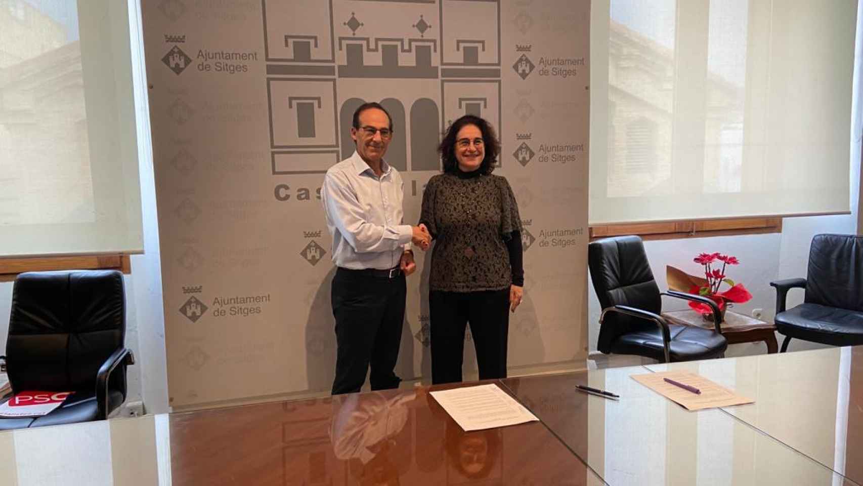 Firma del acuerdo entre PSC y ERC en el Ayuntamiento de Sitges.