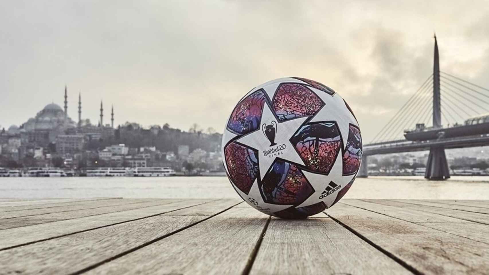 El balón de la Champions League 'camino a Estambul'