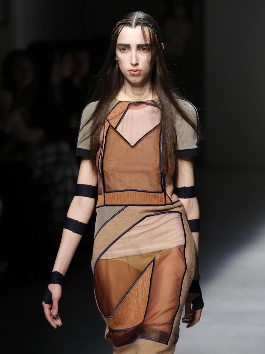 Modelo con un diseño de Masha Ma, firma que no desfilará en la Semana de la Moda de París.