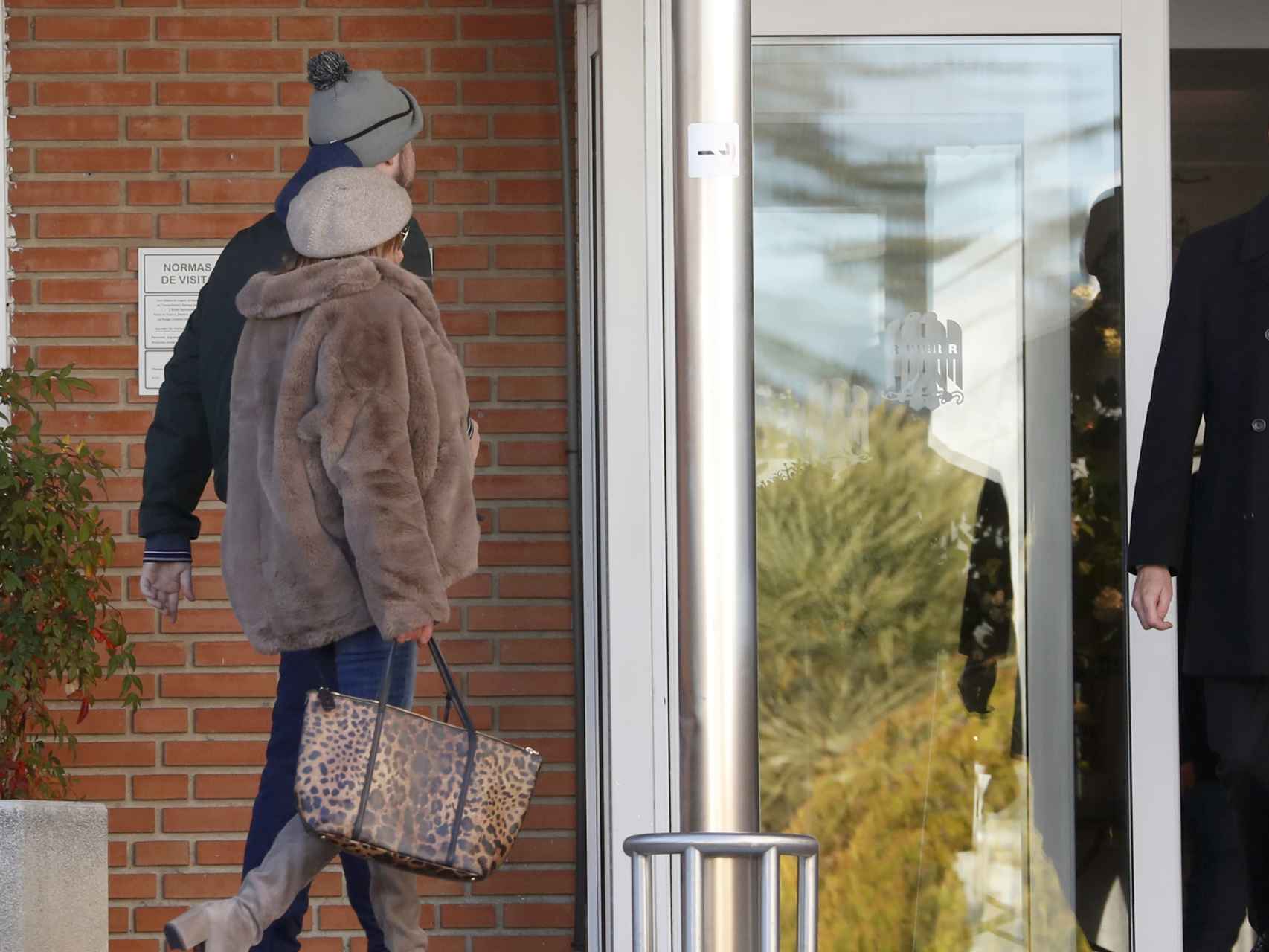 Ana Obregón y Álex Lequio entrando en la clínica Ruber Inernacional de Madrid en enero.