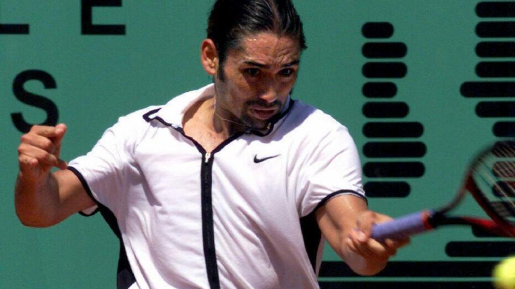 Marcelo Ríos durante un partido de tenis