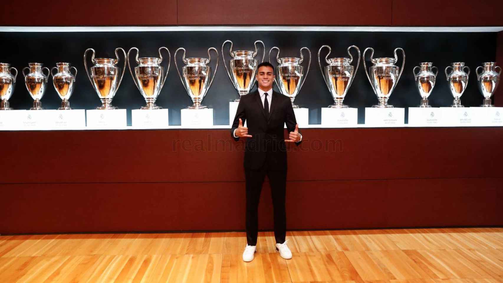 Reinier posa con las Champions League del Real Madrid