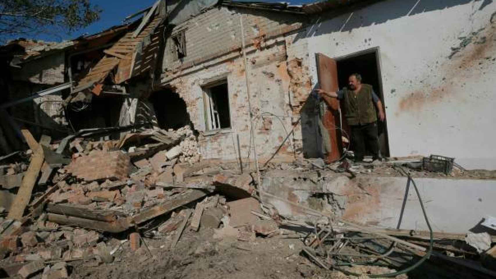 Anatoly Nosvof frente a su casa arrasa en la ciudad de Pisky, en una imagen tomada  en 2014