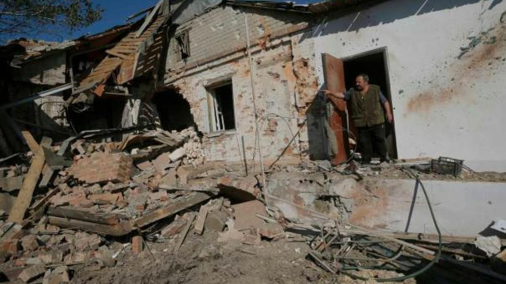 Anatoly Nosvof frente a su casa arrasa en la ciudad de Pisky, en una imagen tomada en 2014