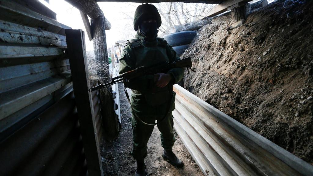 Un soldado de la autoproclamada república de Donetsk cerca de Staromykhailivka