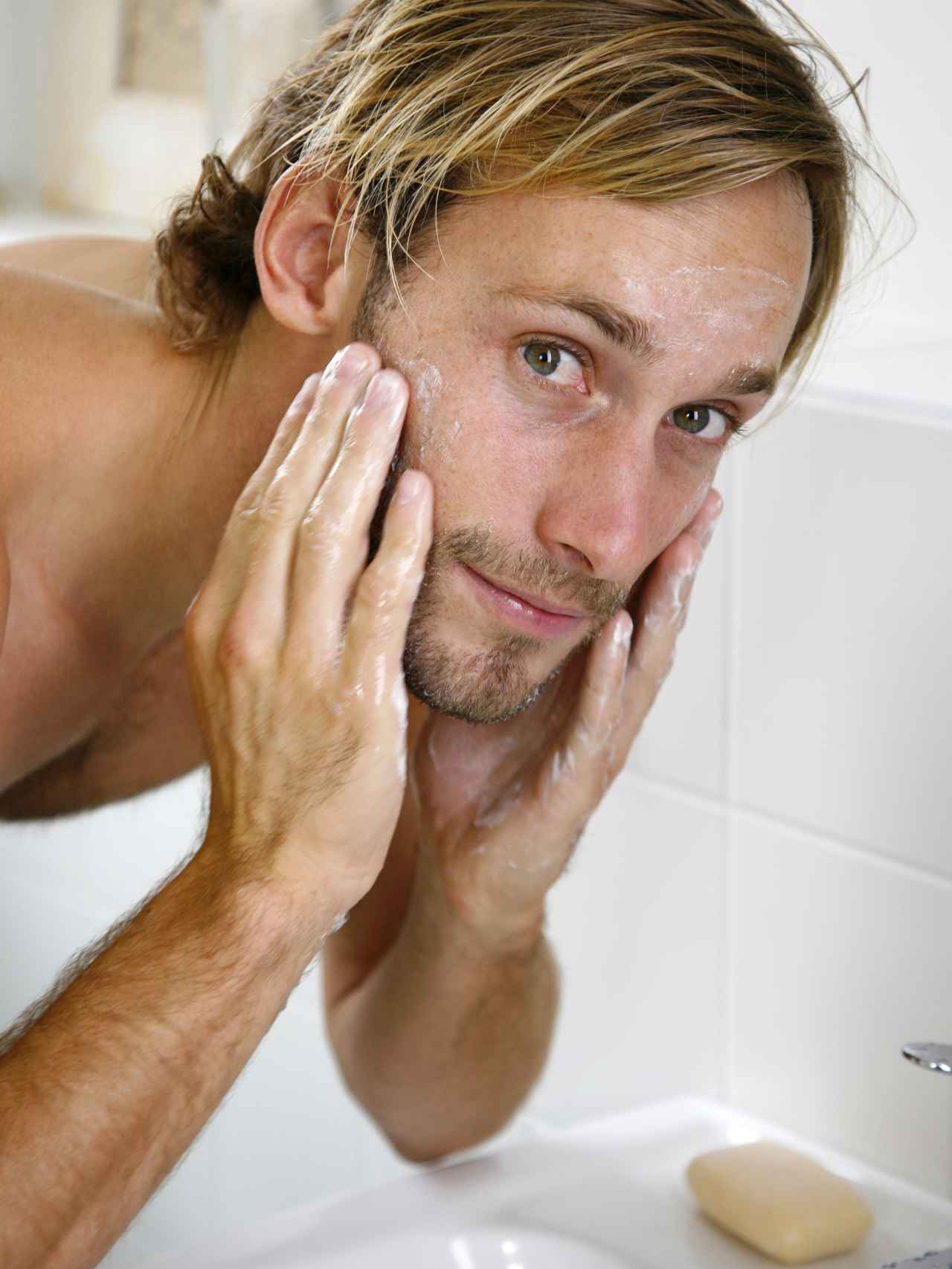 La limpieza es fundamental para el cuidado de la piel, también para hombres.