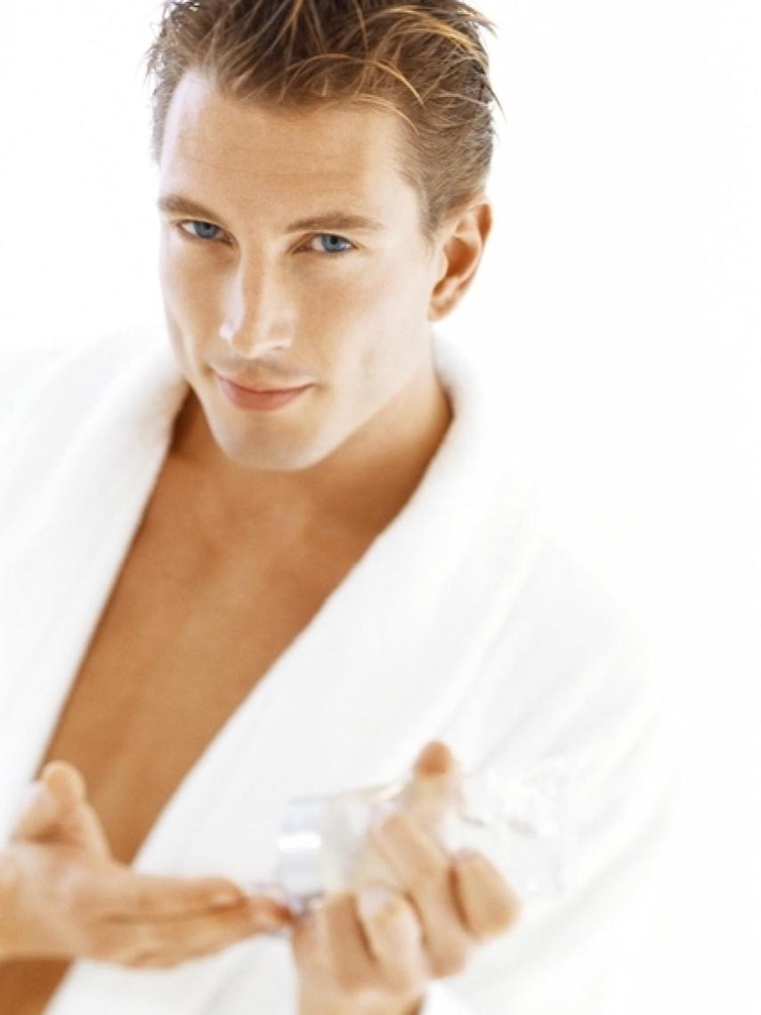 Es recomendable que los hombres también utilicen crema anti-aging.