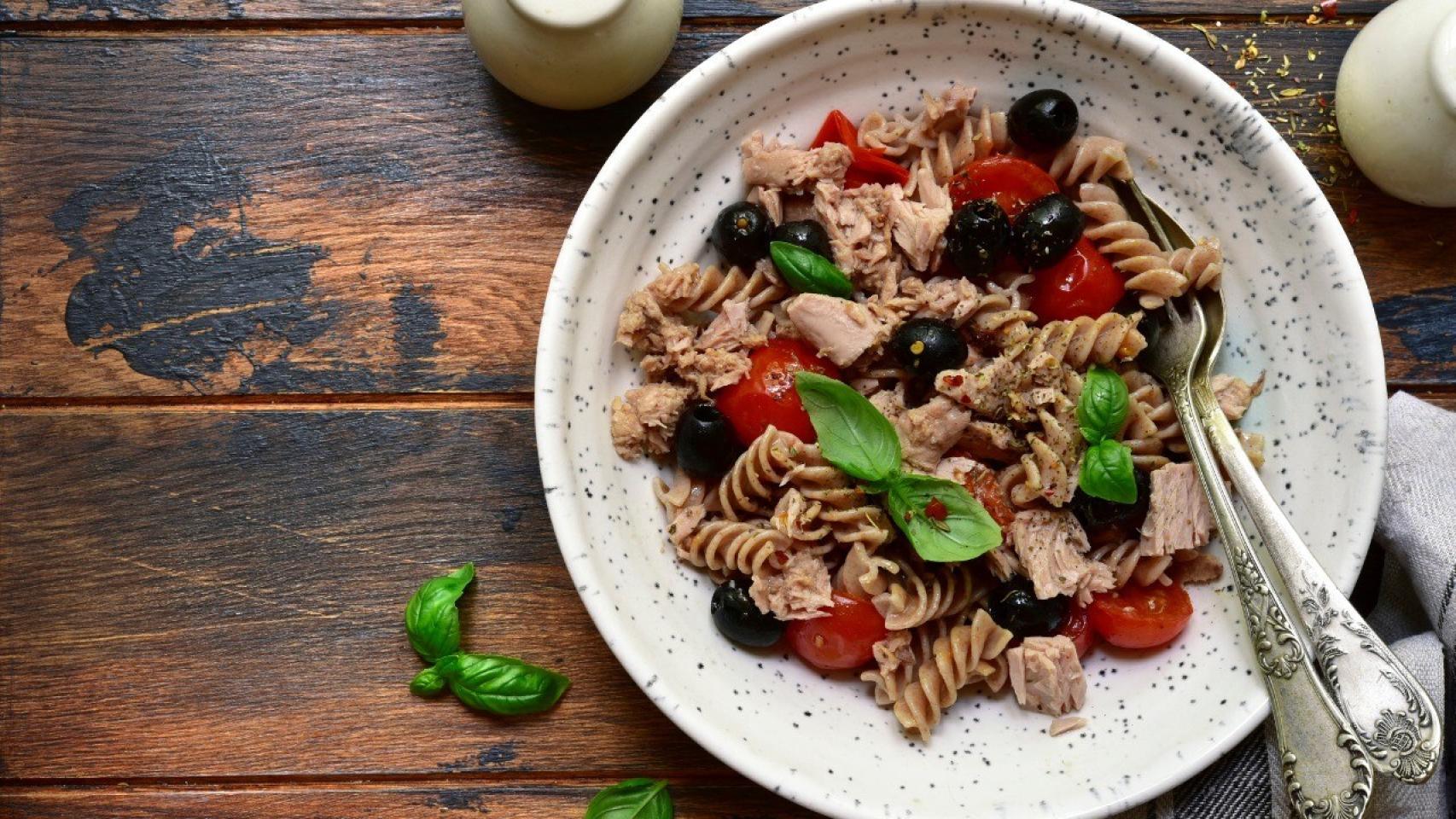 Un plato de pasta con atún dispuesto para ser devorado.