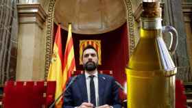 Fotomontaje de Roger Torrent, presidente del Parlamento catalán, y una botella de aceite.