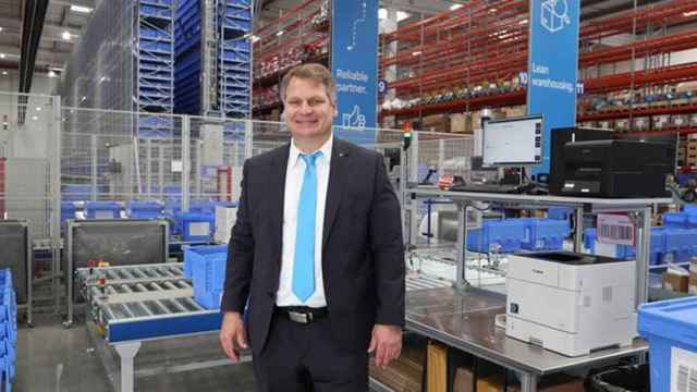 Ivo Siebers, vicepresidente de logística global de Thyssenkrupp, en su nuevo almacén de Madrid.