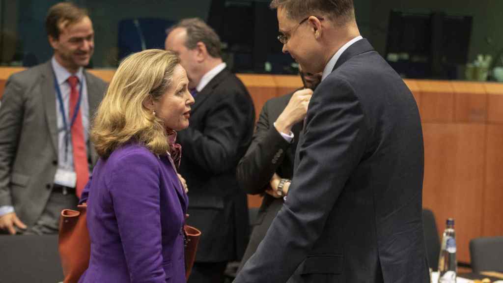 Nadia Calviño conversa con el vicepresidente económico de la Comisión, Valdis Dombrovskis, durante un Eurogrupo