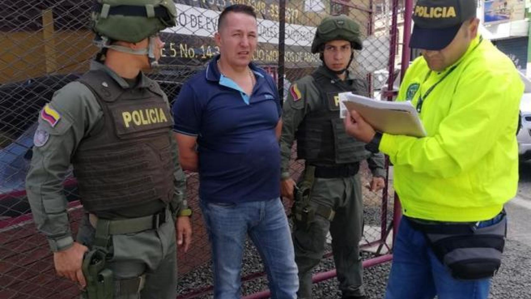 Carlos Alberto Salazar, 'El señor de la bata', custodiado por la Policía en Bogotá (Colombia).