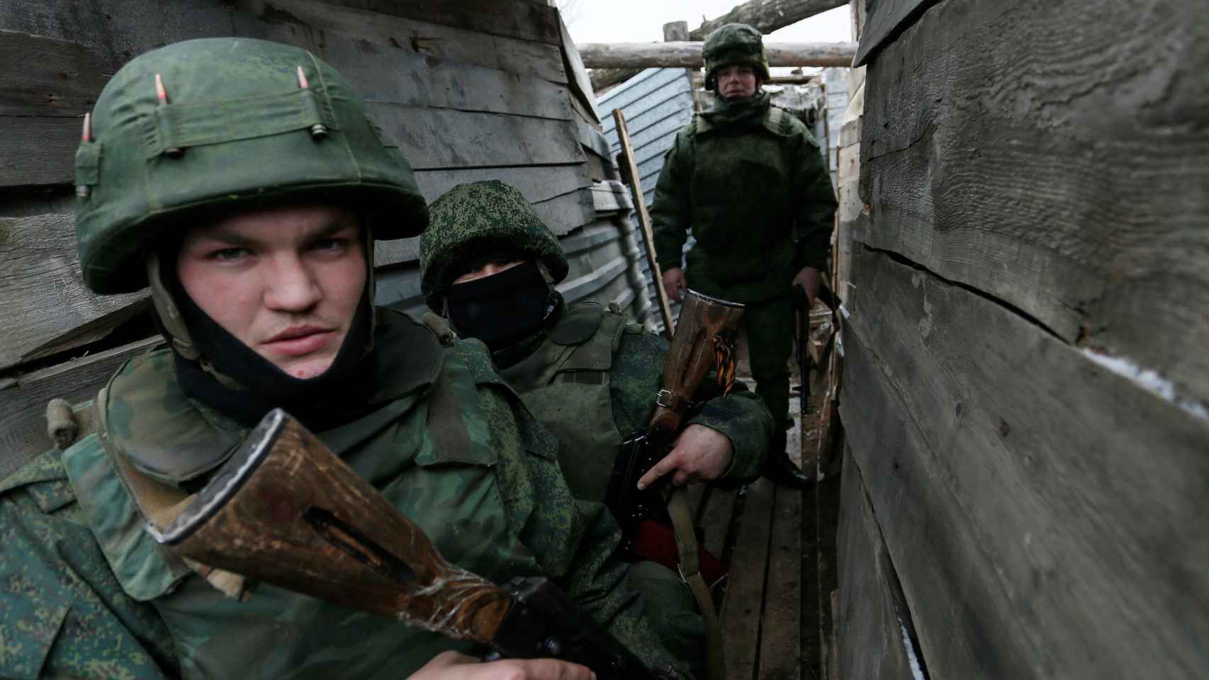Milicianos de la autoproclamada república del Donetsk  en una trinchera cerca de Staromykhailivka