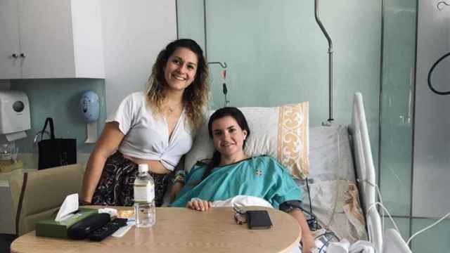María junto a su amiga, Noelia, tras ser intervenida en el hospital tailandés.