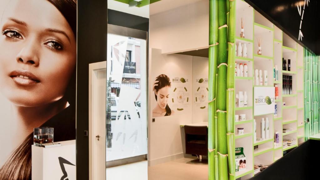La peluquería David Künzle con los distintos productos que tiene a disposición.