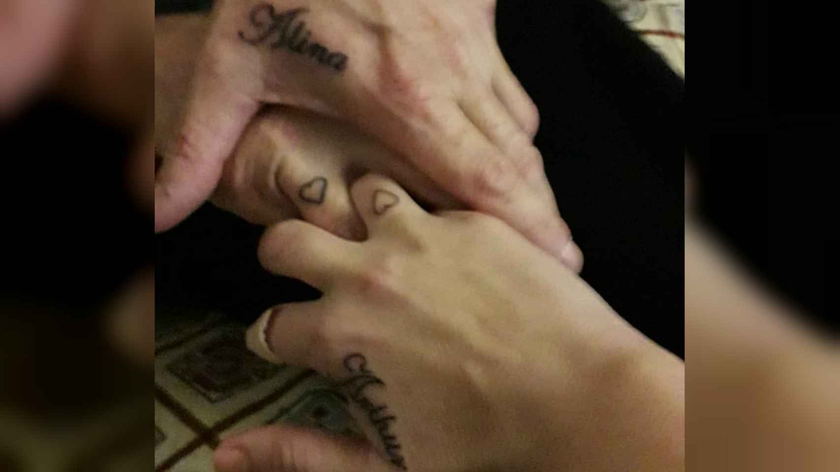 Los tatuajes de Alina y Arthur.