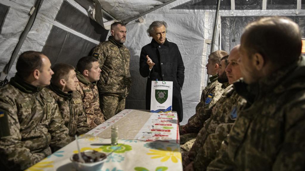 BHL en una reunión con soldados de la autoproclamada república del Donetsk.