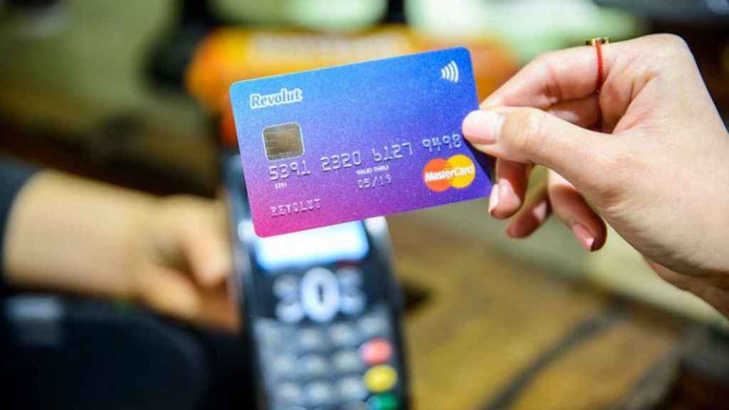 Imagen de archivo de una persona a punto de realizar un pago con una tarjeta.