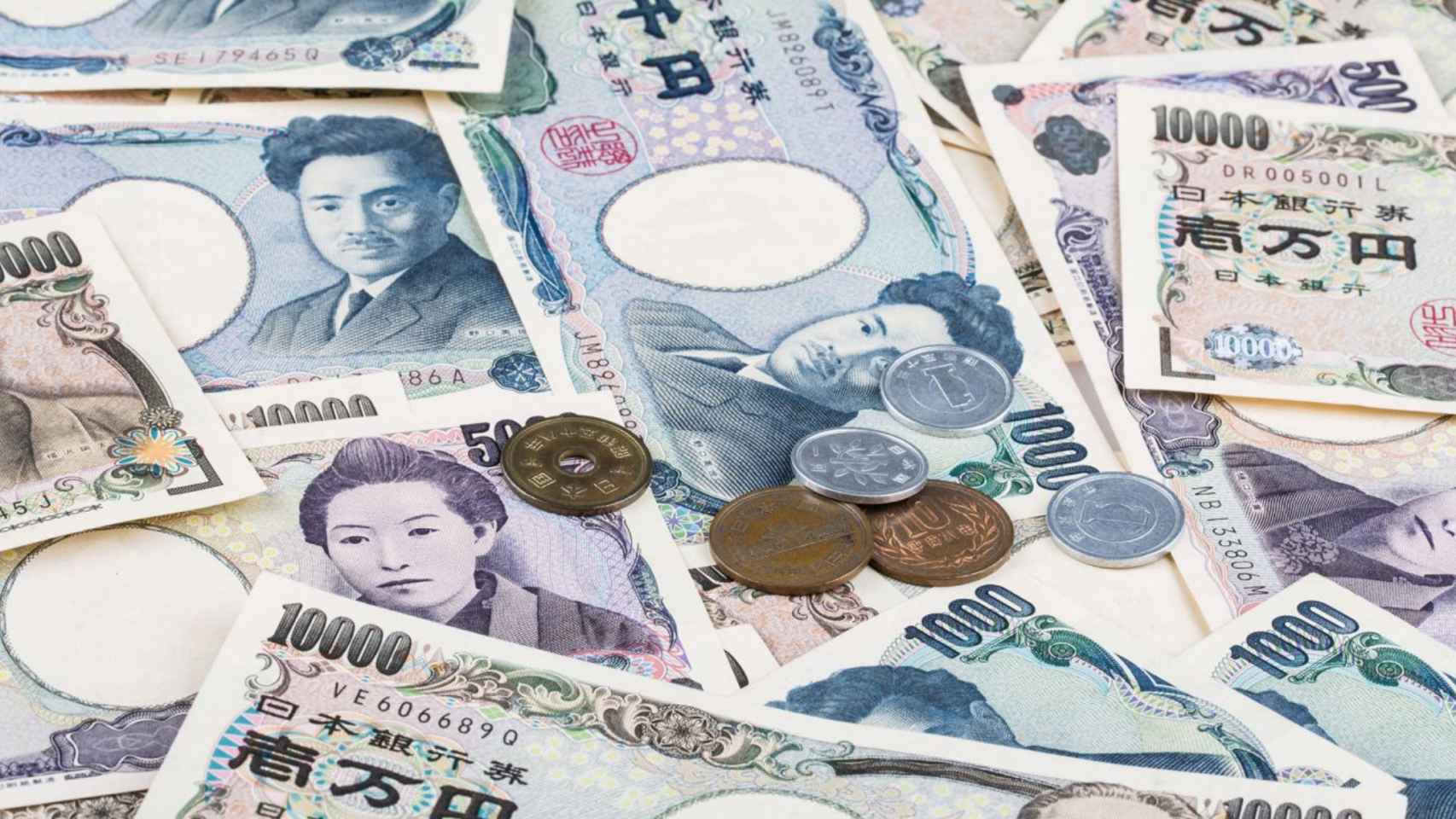 Billetes y monedas japonesas.