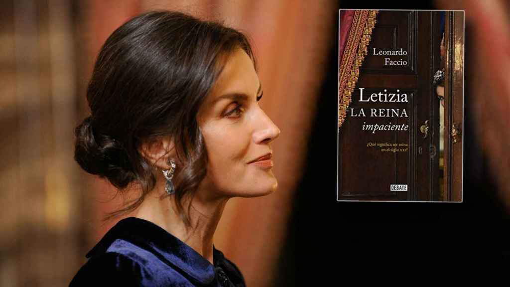 La reina Letizia con la portada del libro 'Letizia, la reina impaciente'.