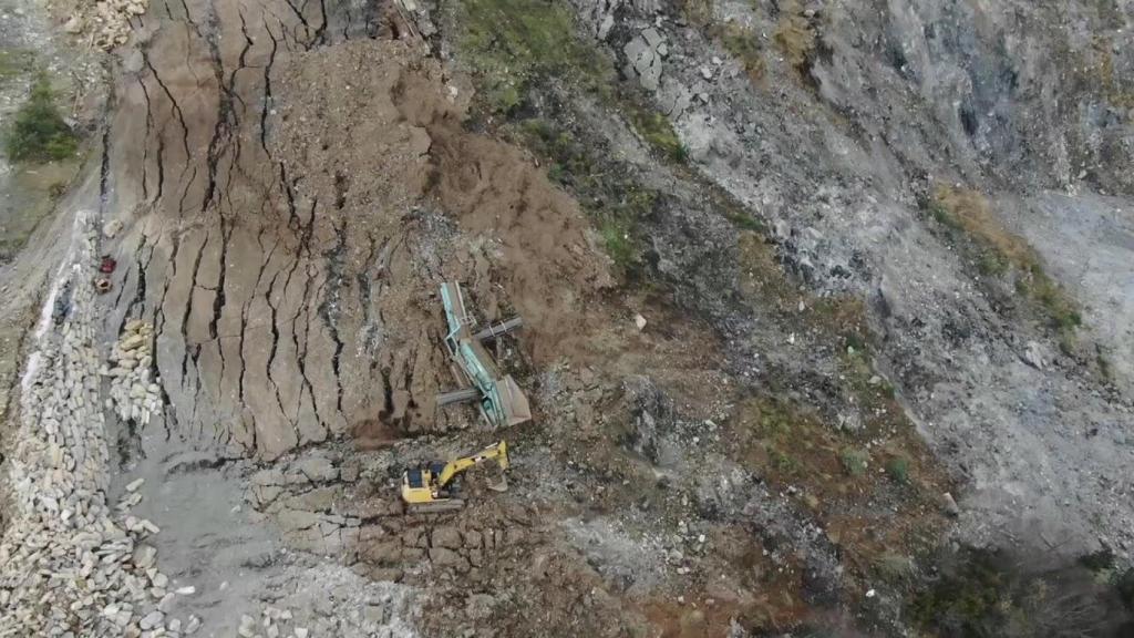 El desprendimiento cortó la autopista.