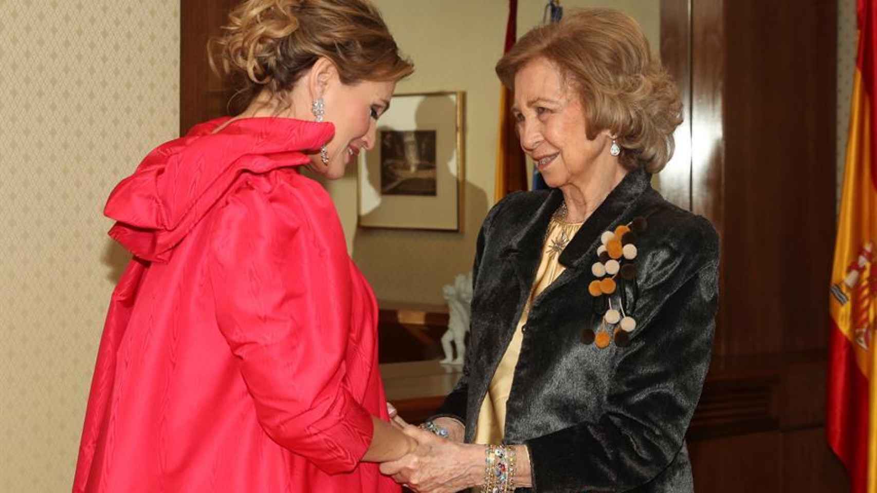 La reina emérita saludó amistosamente a la soprano Ainhoa Arteta.