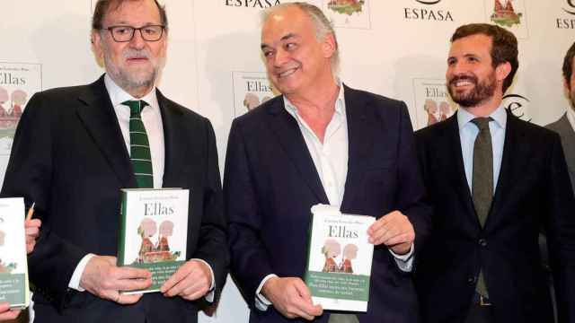 González Pons con Rajoy y Casado en la presentación de su novela.